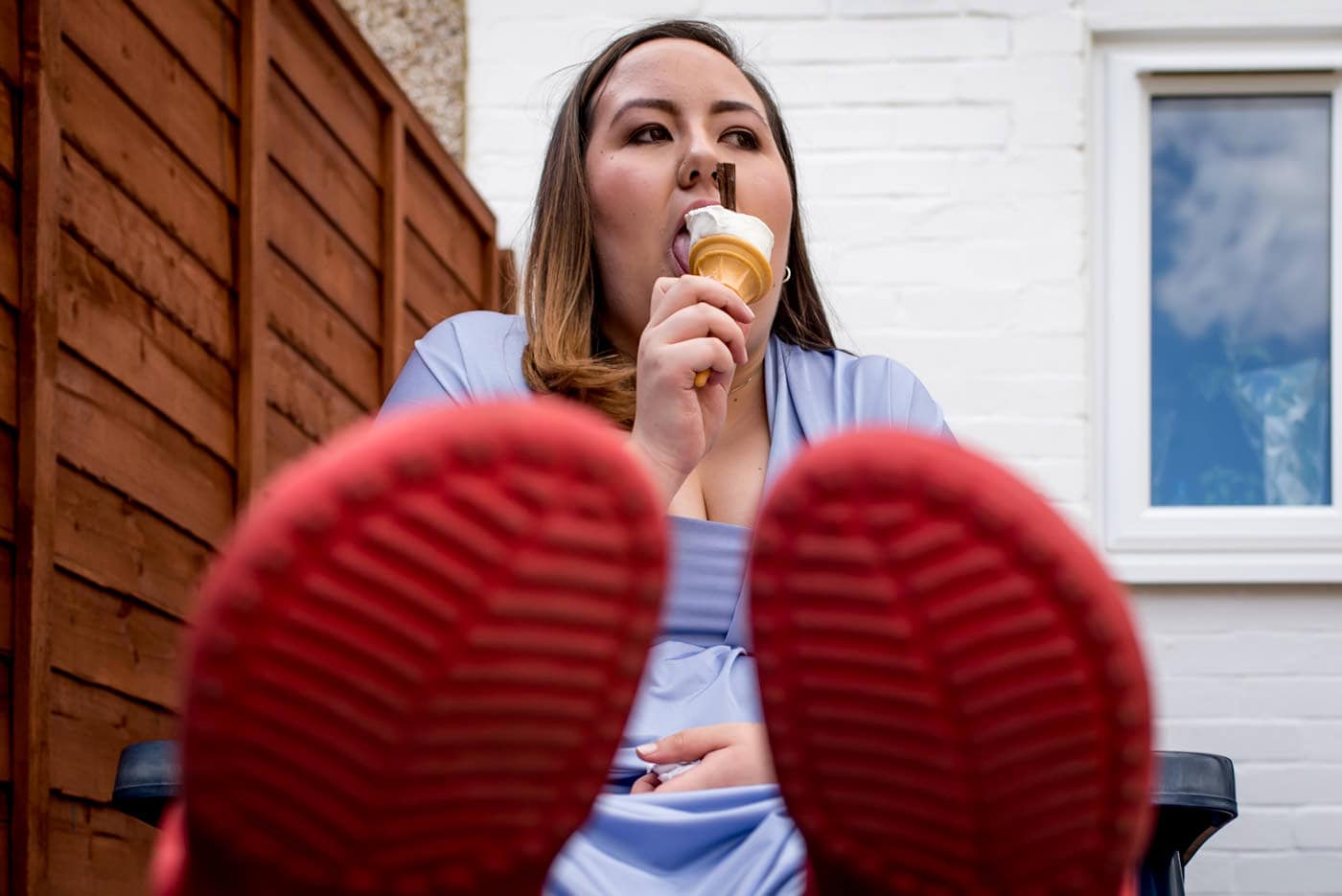 bridesmaid eating an icecream in her red sandals