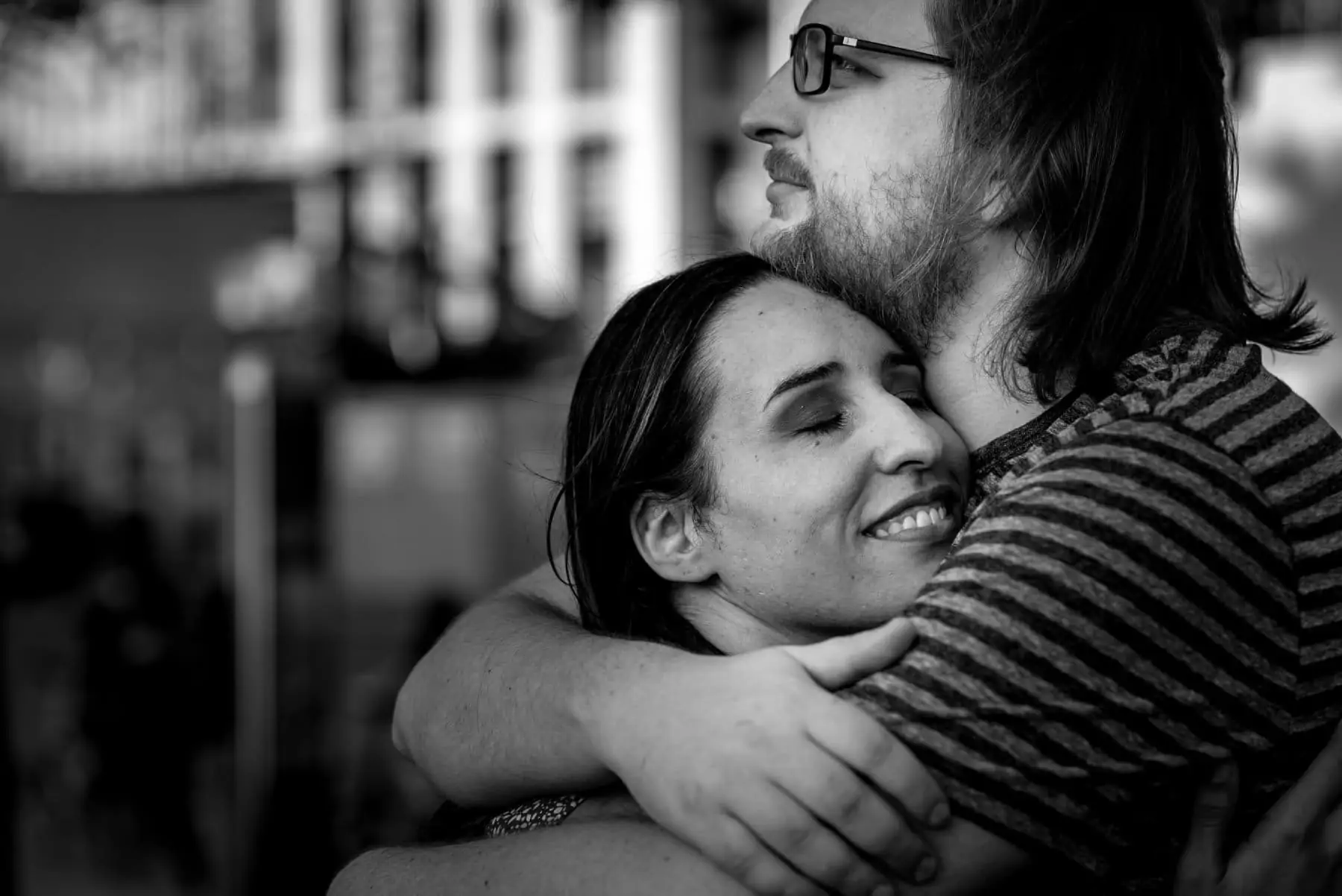 Black and white photo of a couple hugging in London during their proposal shoot