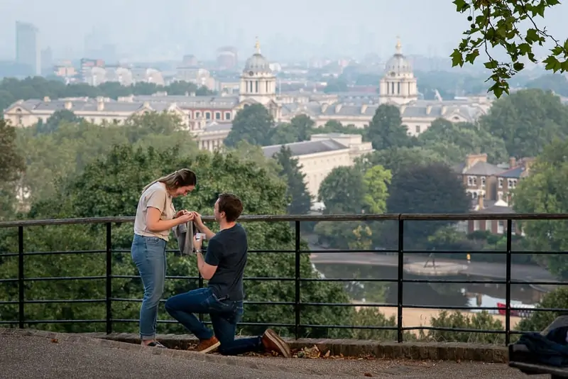 Photo of guy proposing to his fiancé in Greenwich Park, London