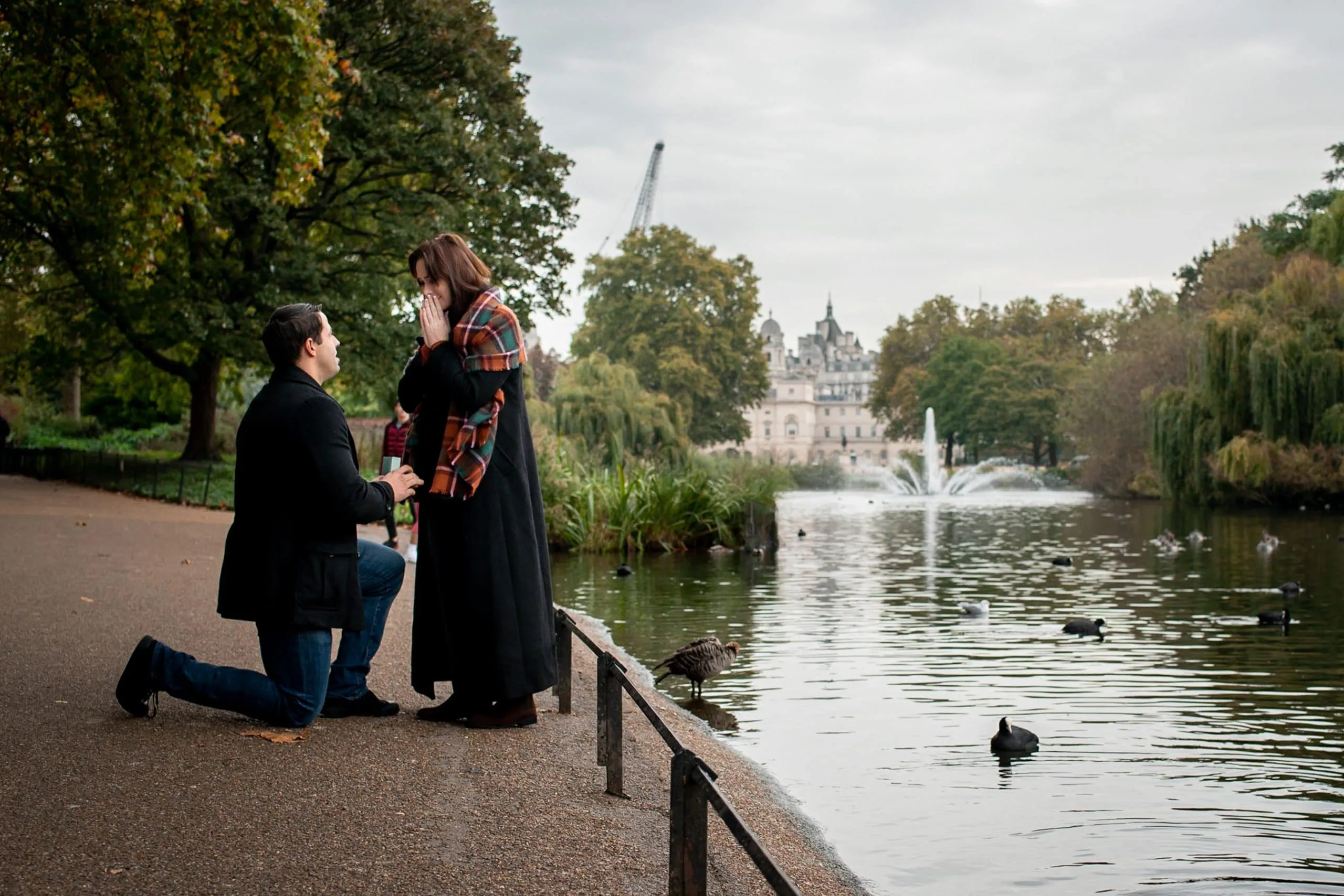 photo of man proposing to his girlfriend in Regents Park, London