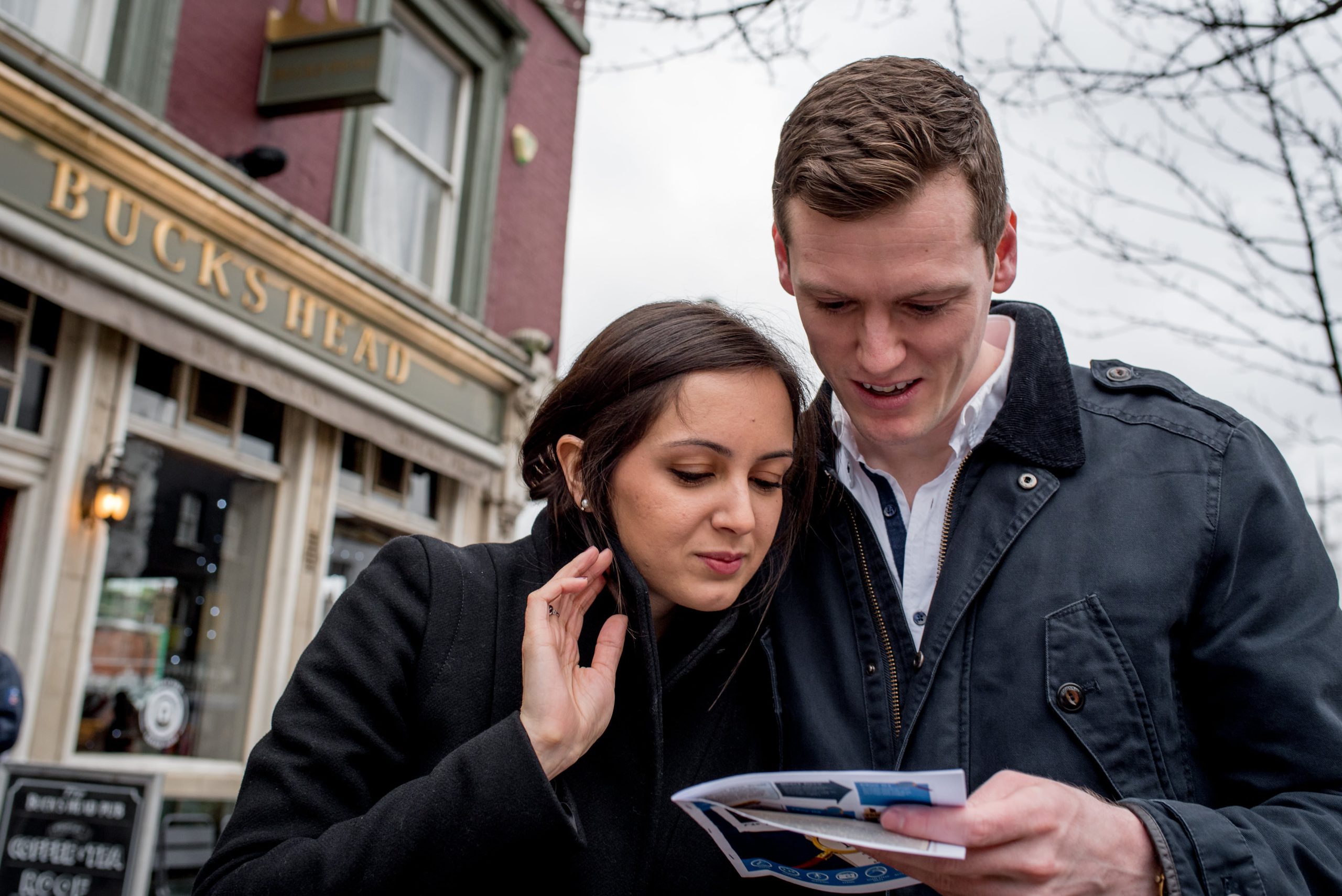 A couple do a proposal scavenger hunt in London that leads to their engagement