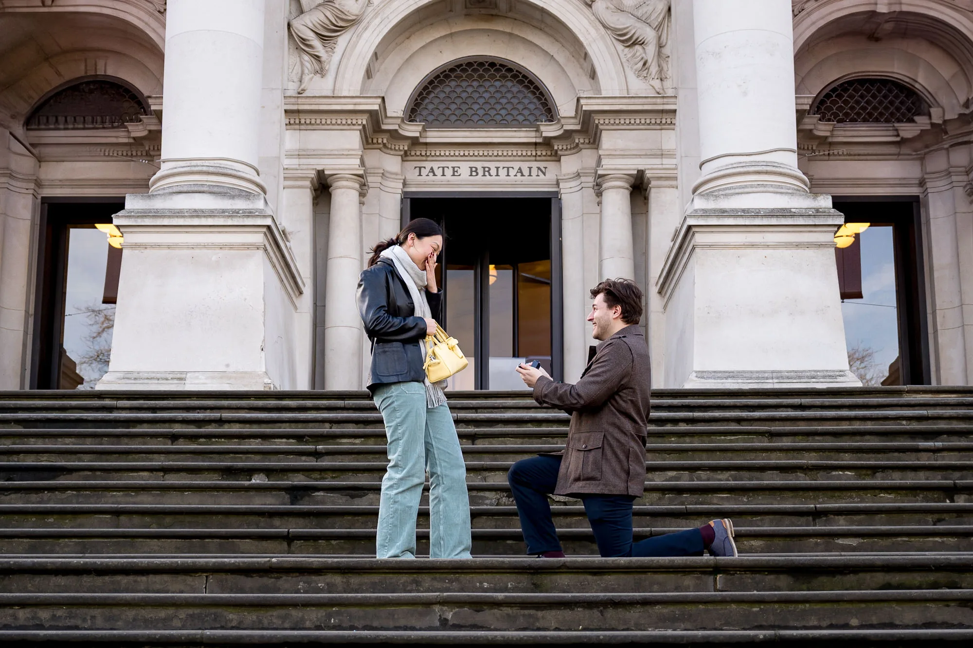 a couple proposing in front of the Tate Britain in London